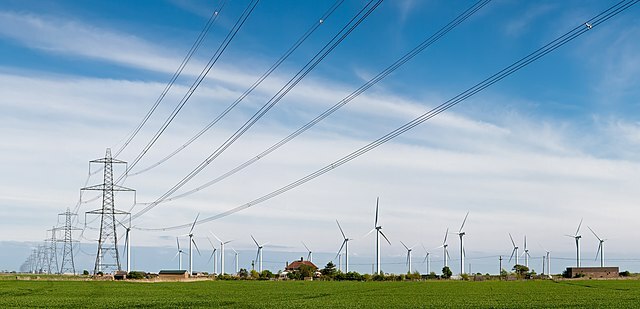 Windkraftanlage und Hochspannungsleitungen 