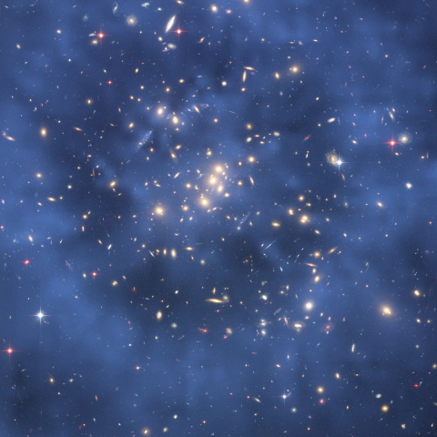 Blaue gefärbte Stellen zeigen jene Bereiche an, an denen sich Materie befinden müsste, um den Effekt der Gravitationslinse zu erklären. 