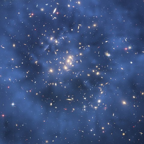 Blaue gefärbte Stellen zeigen jene Bereiche an, an denen sich Materie befinden müsste, um den Effekt der Gravitationslinse zu erklären. 