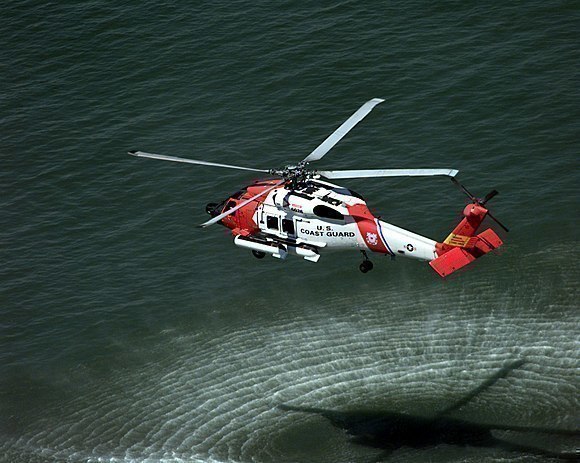 Hubschraubers beim Schweben über Wasser 