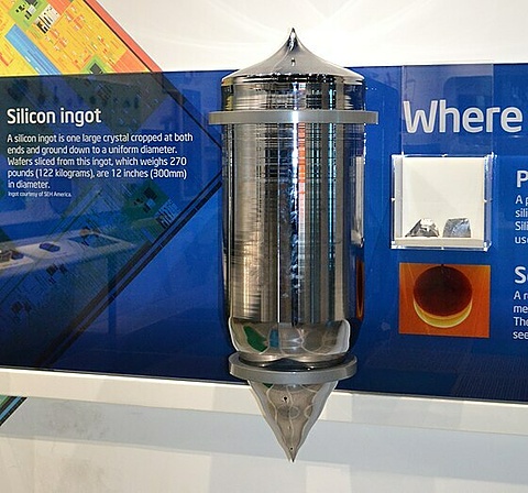 Im Labor gezüchtete Säule aus hochreinem, monokristallinem Silicium 