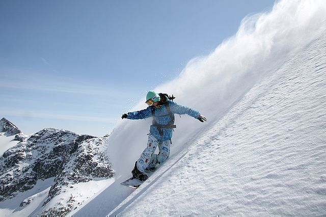 Snowboarder beim Ausnützen der Hangabtriebskraft 