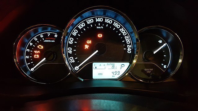 Tachometer eines Autos (Anzeige in der Mitte) 