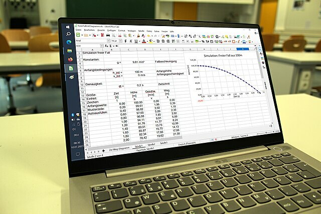 Bewegungssimulation mit einer Tabellenkalkulation auf einem Notebook 