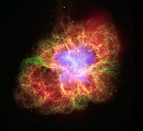 Der Krebsnebel (NGC 1952) mit dem Neutronenstern als heller Stern in der Bildmitte 