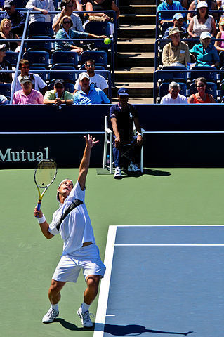 Tennisspieler beim Aufschlag 