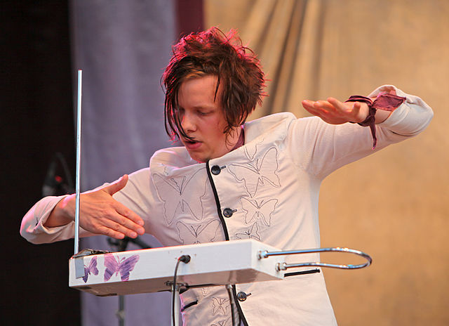 Der Musiker Martin Molin spielt auf einem Theremin 