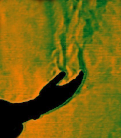 Schlierenfotografie einer Hand im Winter 