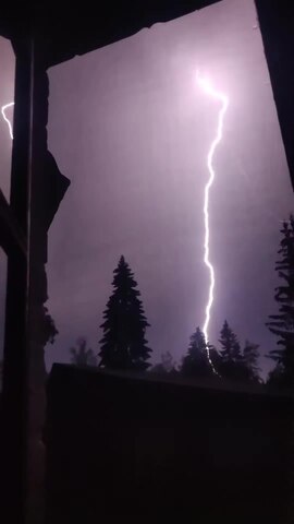 Blitzeinschlag (aufgenommen mit 240 Bilder pro Sekunde) 