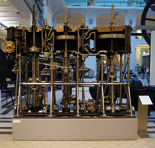Schnitt durch eine Dreifach-Verbunddampfmaschine (Baujahr 1888, Leistung \(660\;\mathrm{kW}\))