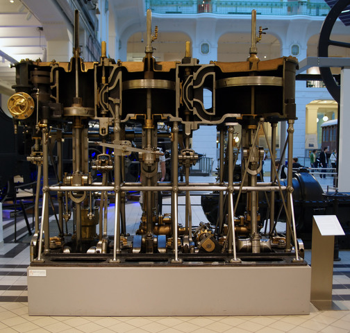 Schnitt durch eine Dreifach-Verbunddampfmaschine (Baujahr 1888, Leistung \(660\;\mathrm{kW}\)) 
