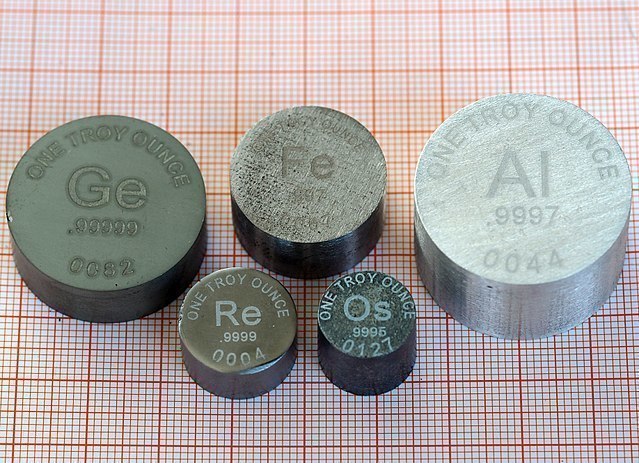 Jeweils eine Feinunze (ca. \(31\;\textrm{g}\)) unterschiedlicher Metalle 