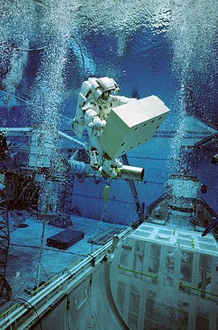 Unterwassertraining eines Astronauten in einem Raumanzug 