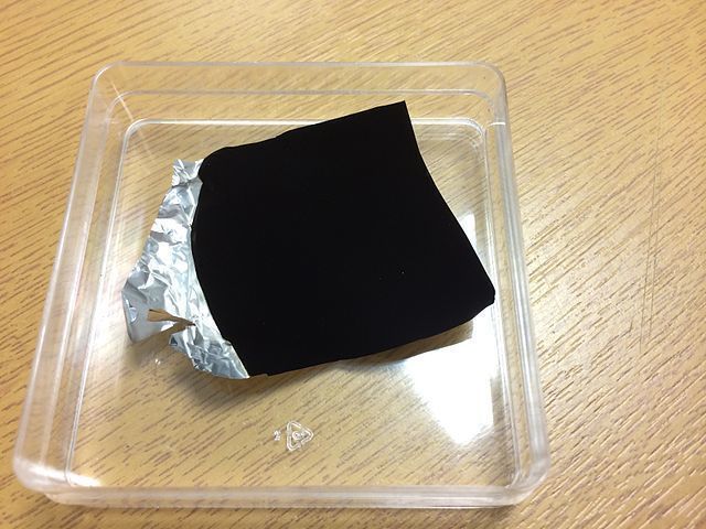 Vantablack Beschichtung auf einer Alufolie 