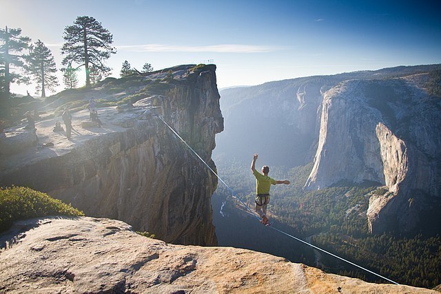 Stuntkünstler auf einer Slackline 