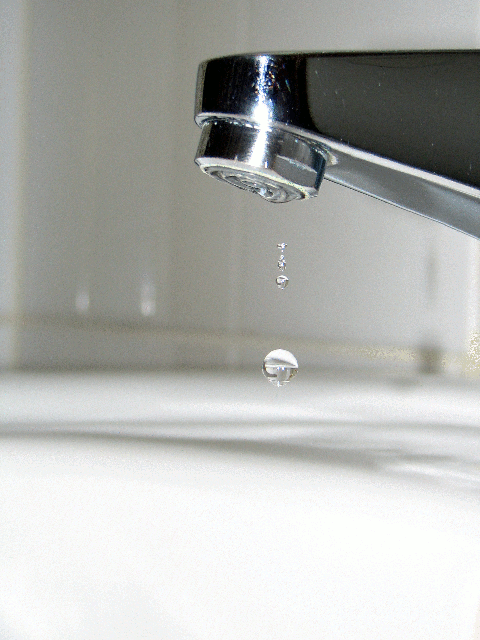Tropfender Wasserhahn in Zeitlupe 