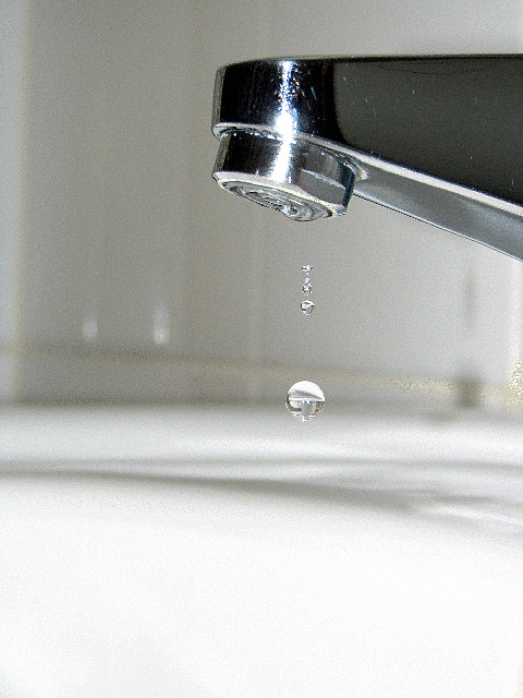 Tropfender Wasserhahn in Zeitlupe 