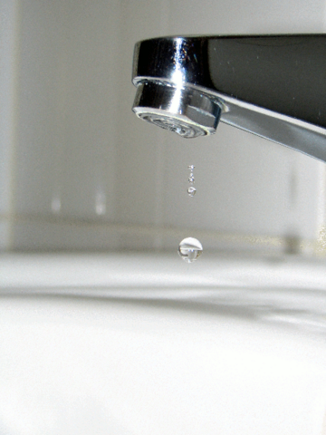 Tropfender Wasserhahn in Zeitlupe 