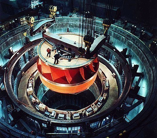 Einbau der Wasserturbine an der Grand-Coulee-Talsperre (USA) 