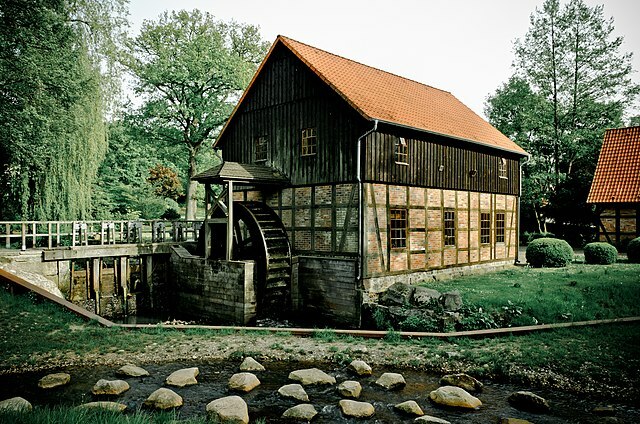 Wassermühle aus dem 17. Jahrhundert (Lüneburger Heide, Deutschland) 