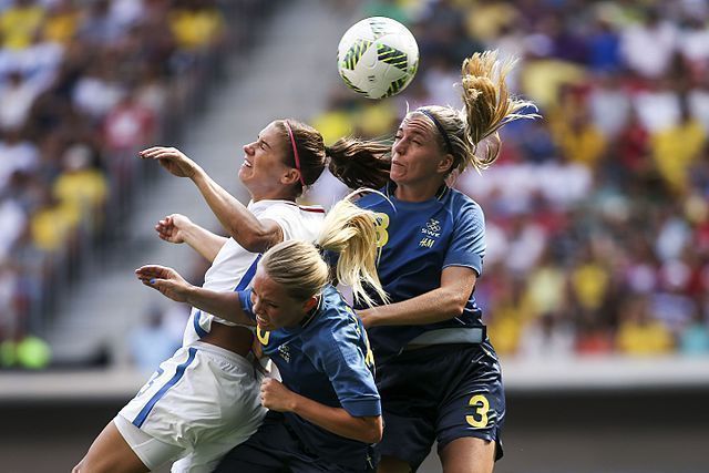 Kopfballduell im Fußball 